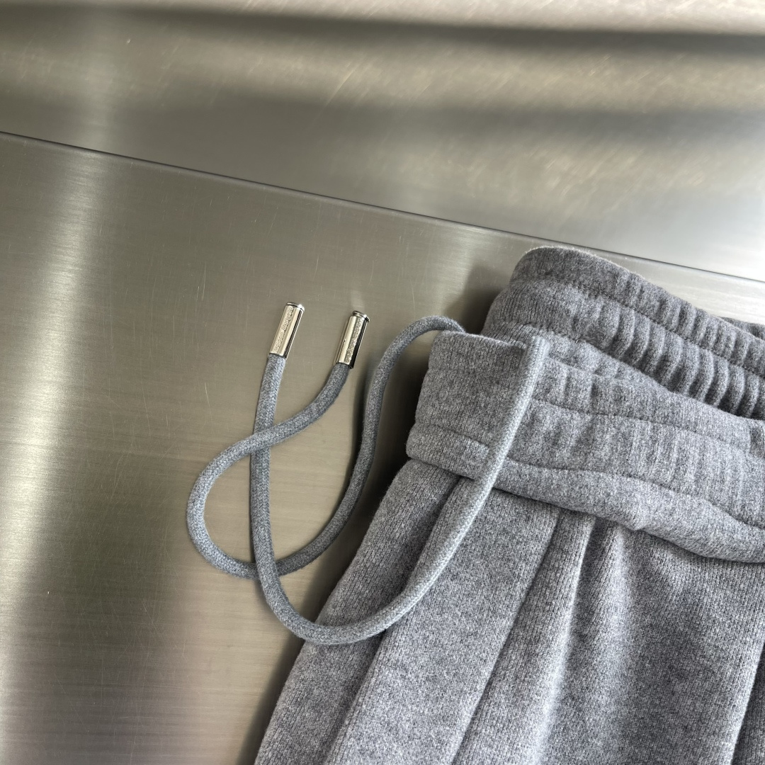 -MM6 马吉拉 新款加绒长裤 复合绒面内里，细腻柔软程度非同一般。标识增添看点，处处彰显独特的风格魅力