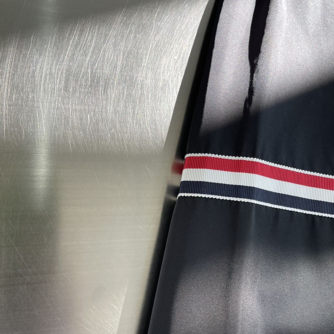 -TB 双袖标连帽冲锋夹克经典纽约标识融合在这件连帽夹克，把高奢细节缝进了通勤松弛感里。胸前户外反光四道