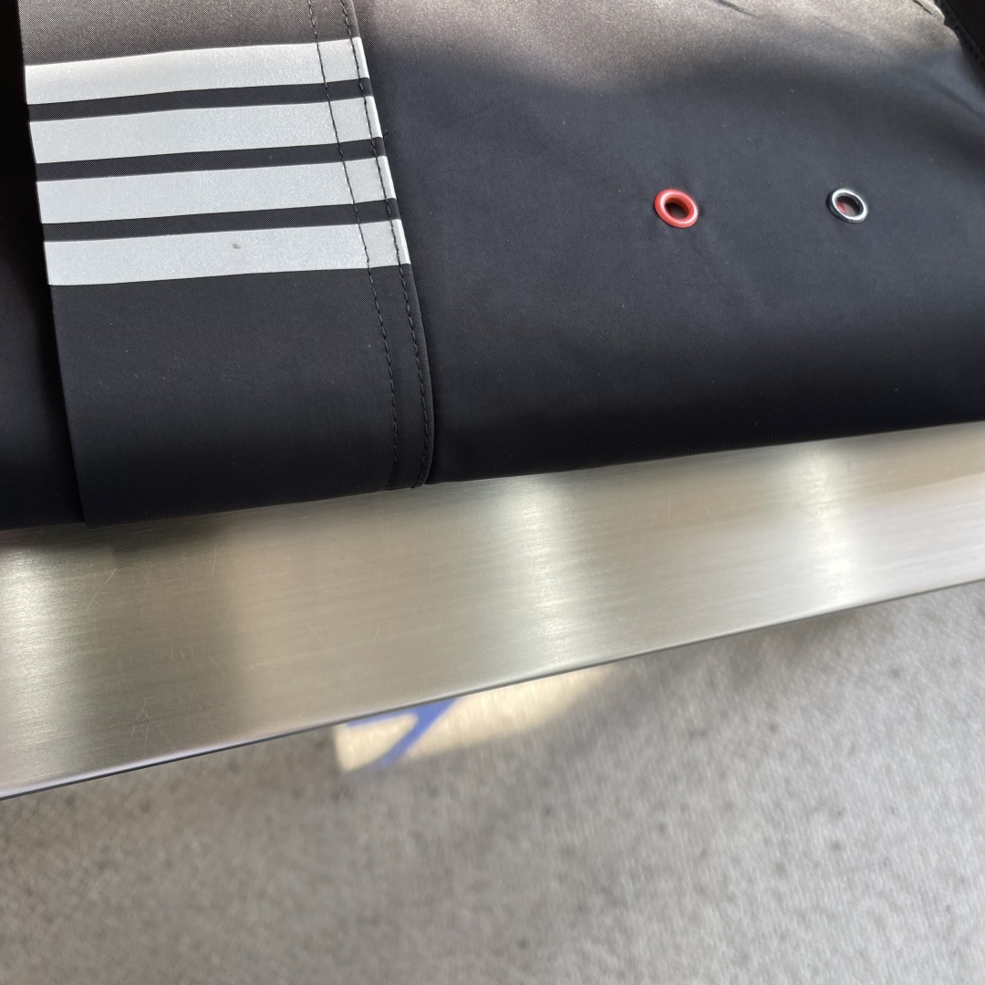 -TB 双袖标连帽冲锋夹克经典纽约标识融合在这件连帽夹克，把高奢细节缝进了通勤松弛感里。胸前户外反光四道