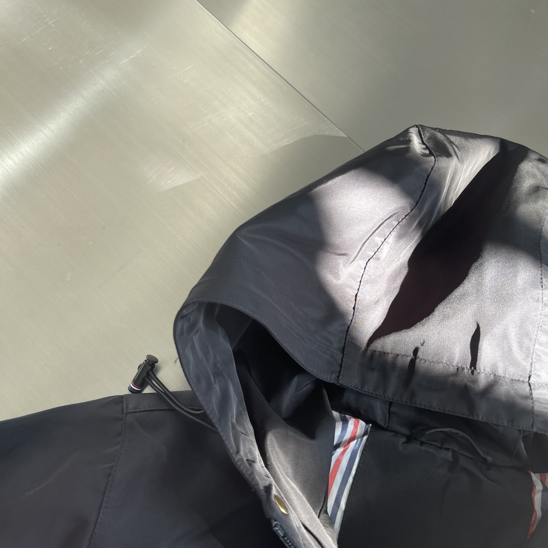 -TB 双袖标连帽冲锋夹克经典纽约标识融合在这件连帽夹克，把高奢细节缝进了通勤松弛感里。胸前户外反光四道