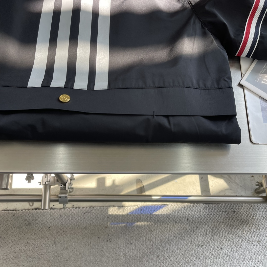 -TB 双袖标连帽冲锋夹克经典纽约标识融合在这件连帽夹克，把高奢细节缝进了通勤松弛感里。胸前户外反光四道