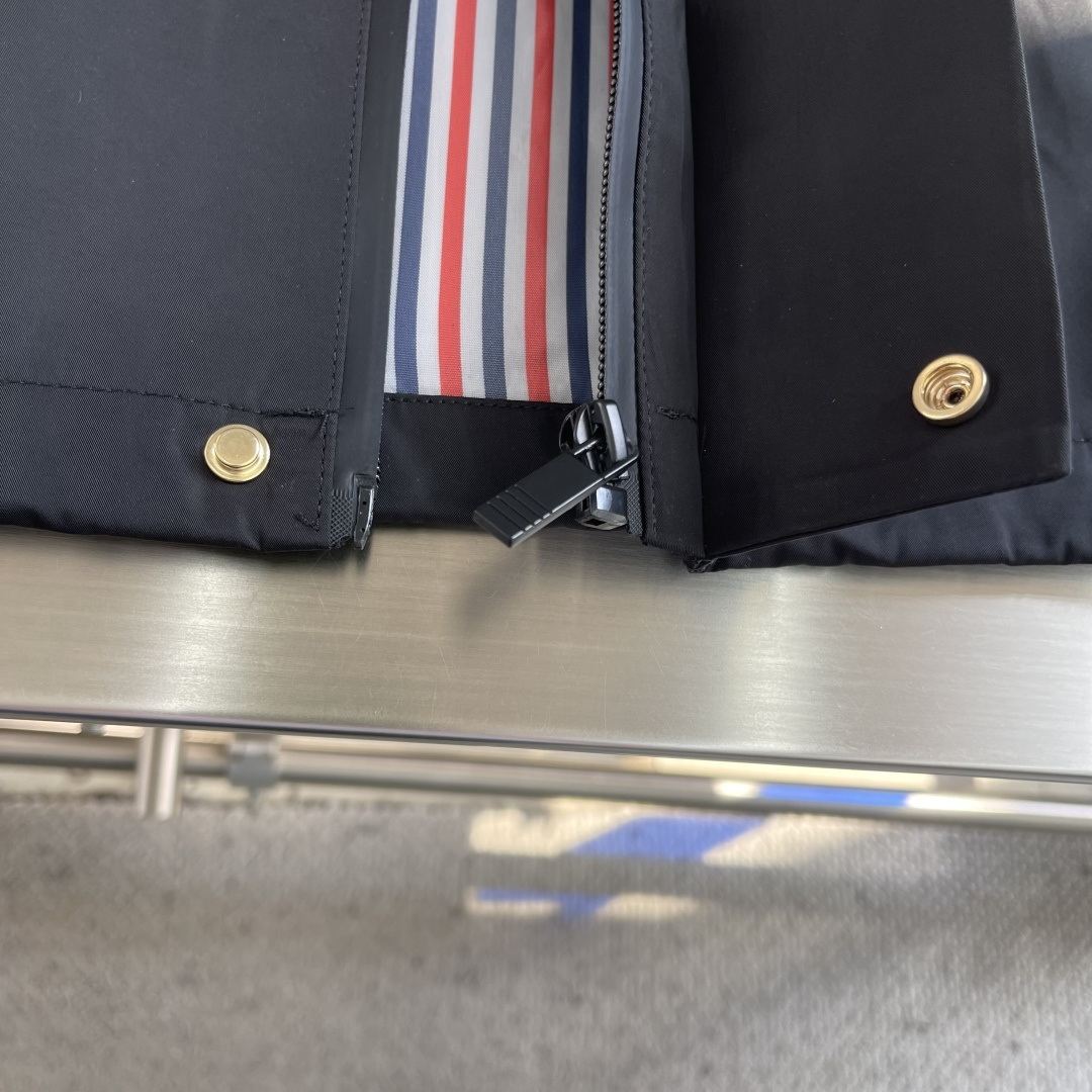 -TB 双袖标连帽冲锋夹克经典纽约标识融合在这件连帽夹克，把高奢细节缝进了通勤松弛感里。胸前户外反光四道