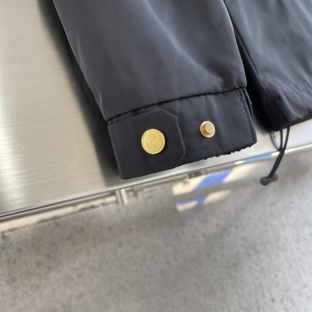 -TB 双袖标连帽冲锋夹克经典纽约标识融合在这件连帽夹克，把高奢细节缝进了通勤松弛感里。胸前户外反光四道