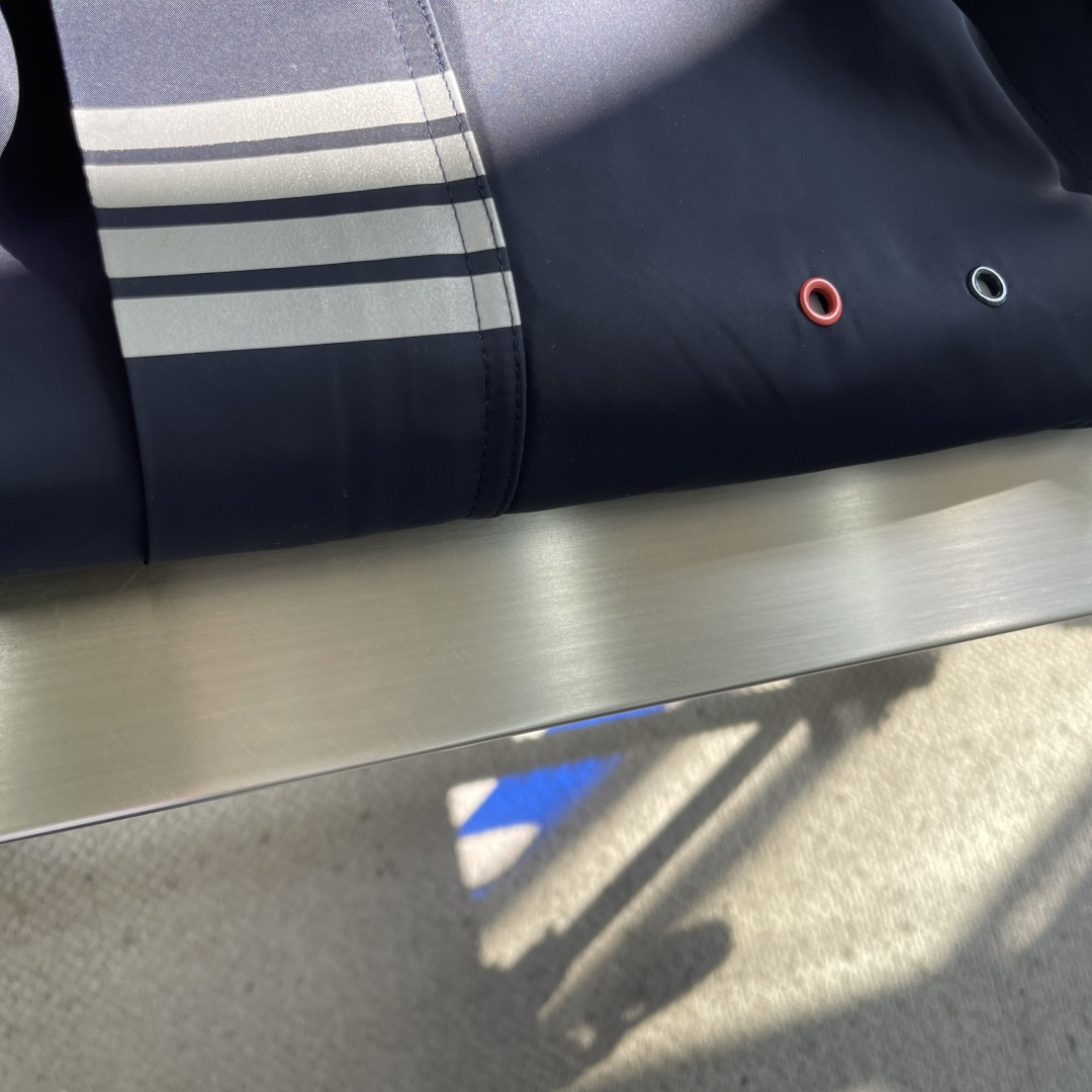 -TB 双袖标连帽冲锋夹克经典纽约标识融合在这件连帽夹克，把高奢细节缝进了通勤松弛感里。胸前户外反光四道