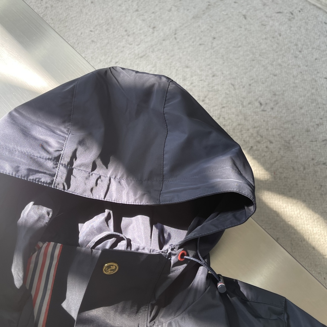 -TB 双袖标连帽冲锋夹克经典纽约标识融合在这件连帽夹克，把高奢细节缝进了通勤松弛感里。胸前户外反光四道