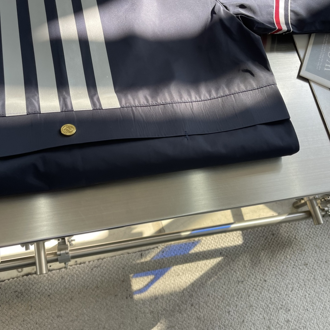 -TB 双袖标连帽冲锋夹克经典纽约标识融合在这件连帽夹克，把高奢细节缝进了通勤松弛感里。胸前户外反光四道