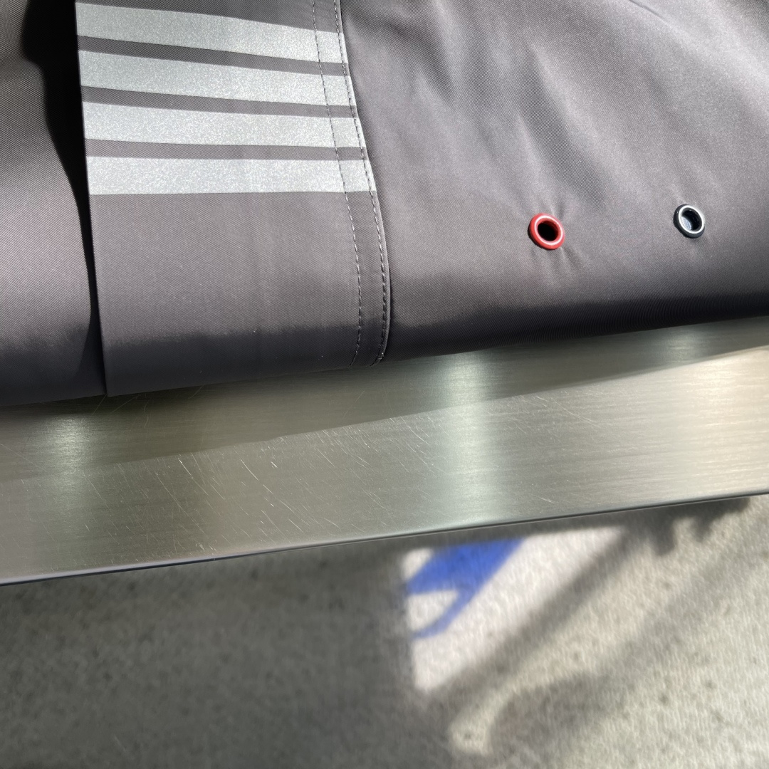 -TB 双袖标连帽冲锋夹克经典纽约标识融合在这件连帽夹克，把高奢细节缝进了通勤松弛感里。胸前户外反光四道