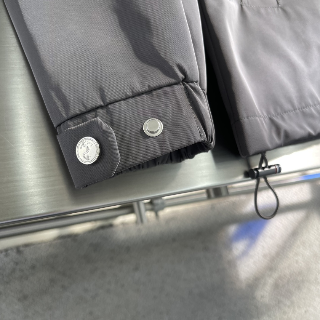 -TB 双袖标连帽冲锋夹克经典纽约标识融合在这件连帽夹克，把高奢细节缝进了通勤松弛感里。胸前户外反光四道