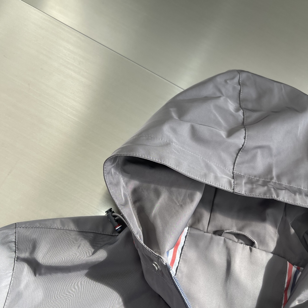 -TB 双袖标连帽冲锋夹克经典纽约标识融合在这件连帽夹克，把高奢细节缝进了通勤松弛感里。胸前户外反光四道