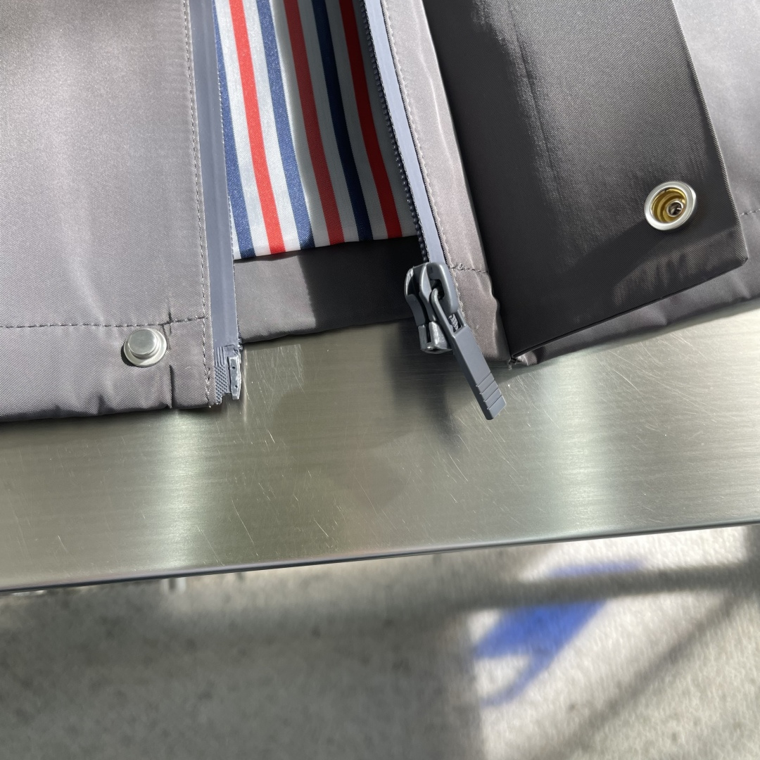 -TB 双袖标连帽冲锋夹克经典纽约标识融合在这件连帽夹克，把高奢细节缝进了通勤松弛感里。胸前户外反光四道