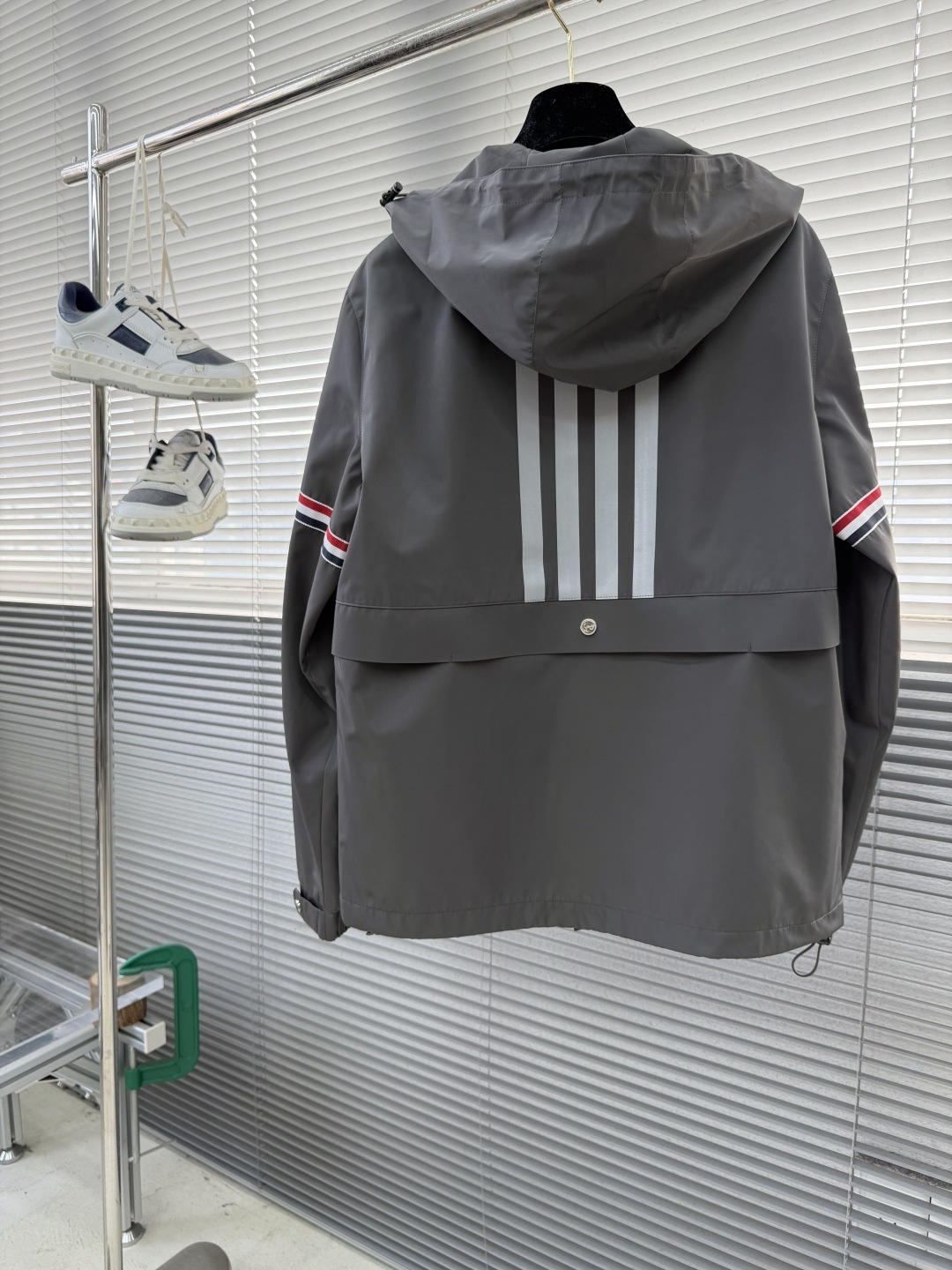 -TB 双袖标连帽冲锋夹克经典纽约标识融合在这件连帽夹克，把高奢细节缝进了通勤松弛感里。胸前户外反光四道