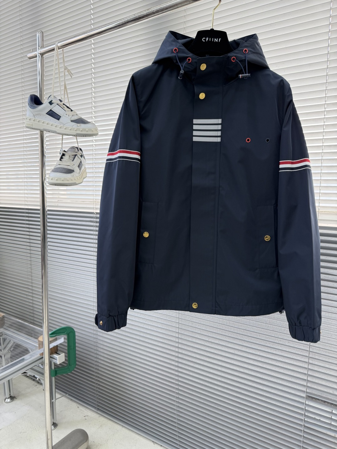 -TB 双袖标连帽冲锋夹克经典纽约标识融合在这件连帽夹克，把高奢细节缝进了通勤松弛感里。胸前户外反光四道