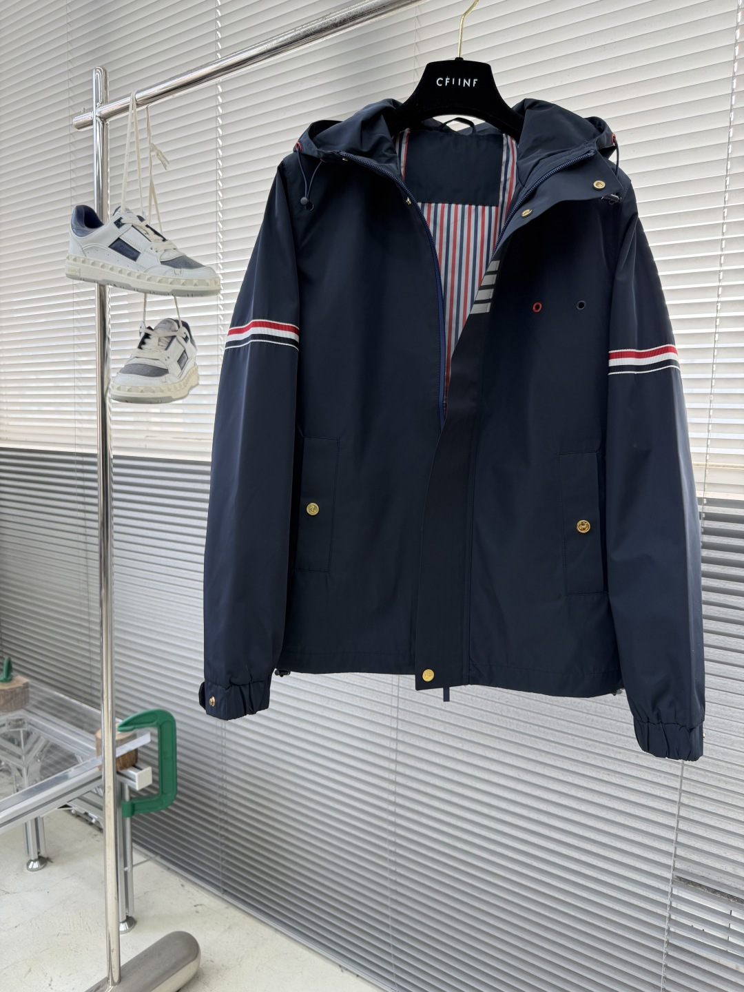 -TB 双袖标连帽冲锋夹克经典纽约标识融合在这件连帽夹克，把高奢细节缝进了通勤松弛感里。胸前户外反光四道