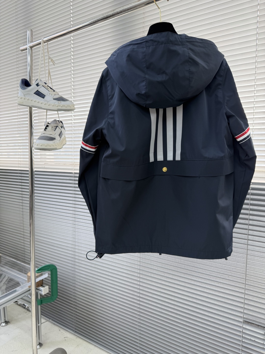 -TB 双袖标连帽冲锋夹克经典纽约标识融合在这件连帽夹克，把高奢细节缝进了通勤松弛感里。胸前户外反光四道