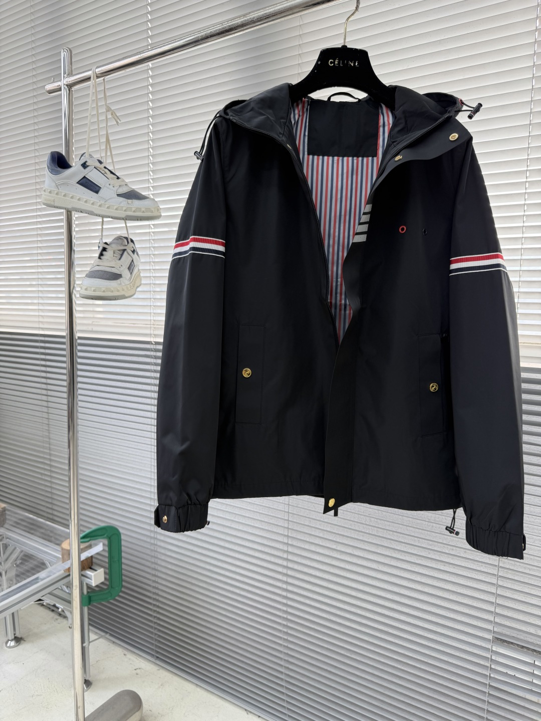 -TB 双袖标连帽冲锋夹克经典纽约标识融合在这件连帽夹克，把高奢细节缝进了通勤松弛感里。胸前户外反光四道