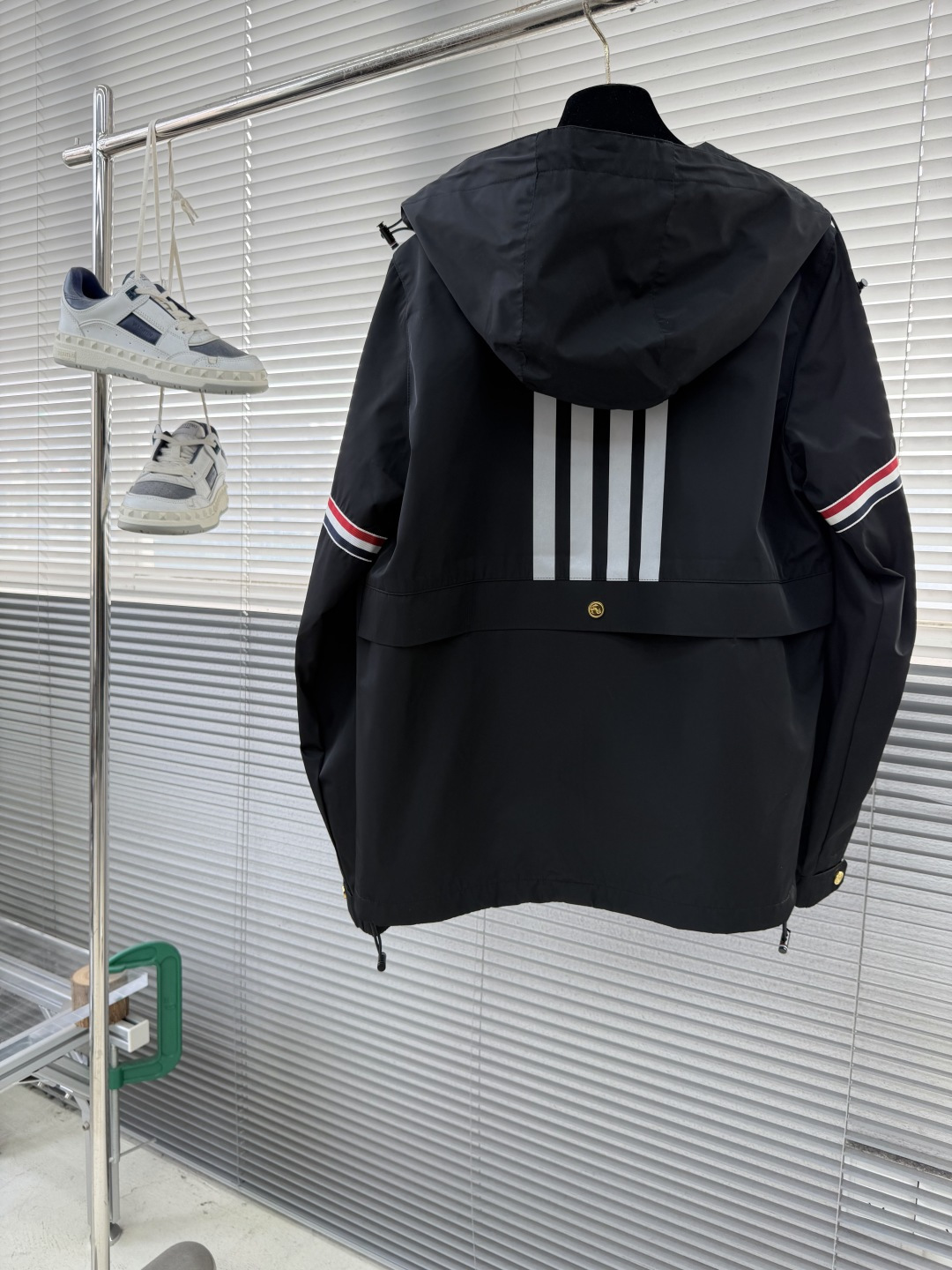 -TB 双袖标连帽冲锋夹克经典纽约标识融合在这件连帽夹克，把高奢细节缝进了通勤松弛感里。胸前户外反光四道