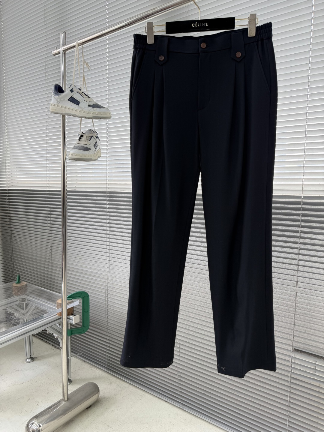 -双摺松紧腰设计！Brioni 布里奥尼 新品发布微阔版型甄选优质含羊毛醋酸面料休闲长裤西裤，双摺松紧腰