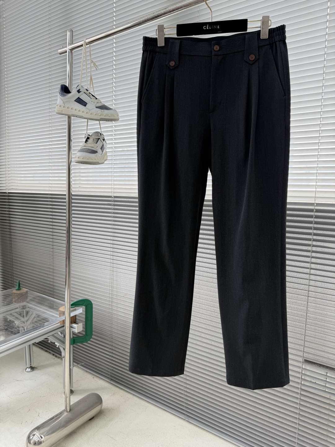 -双摺松紧腰设计！Brioni 布里奥尼 新品发布微阔版型甄选优质含羊毛醋酸面料休闲长裤西裤，双摺松紧腰