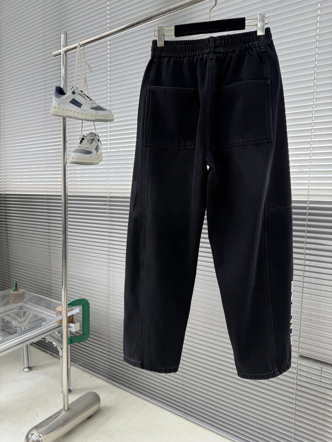 -LOEW 秋冬新款加绒长裤，定制洗水纯棉斜纹牛仔奥利绒面料，洗水猫须喷白工艺 两侧logo字母印花微阔