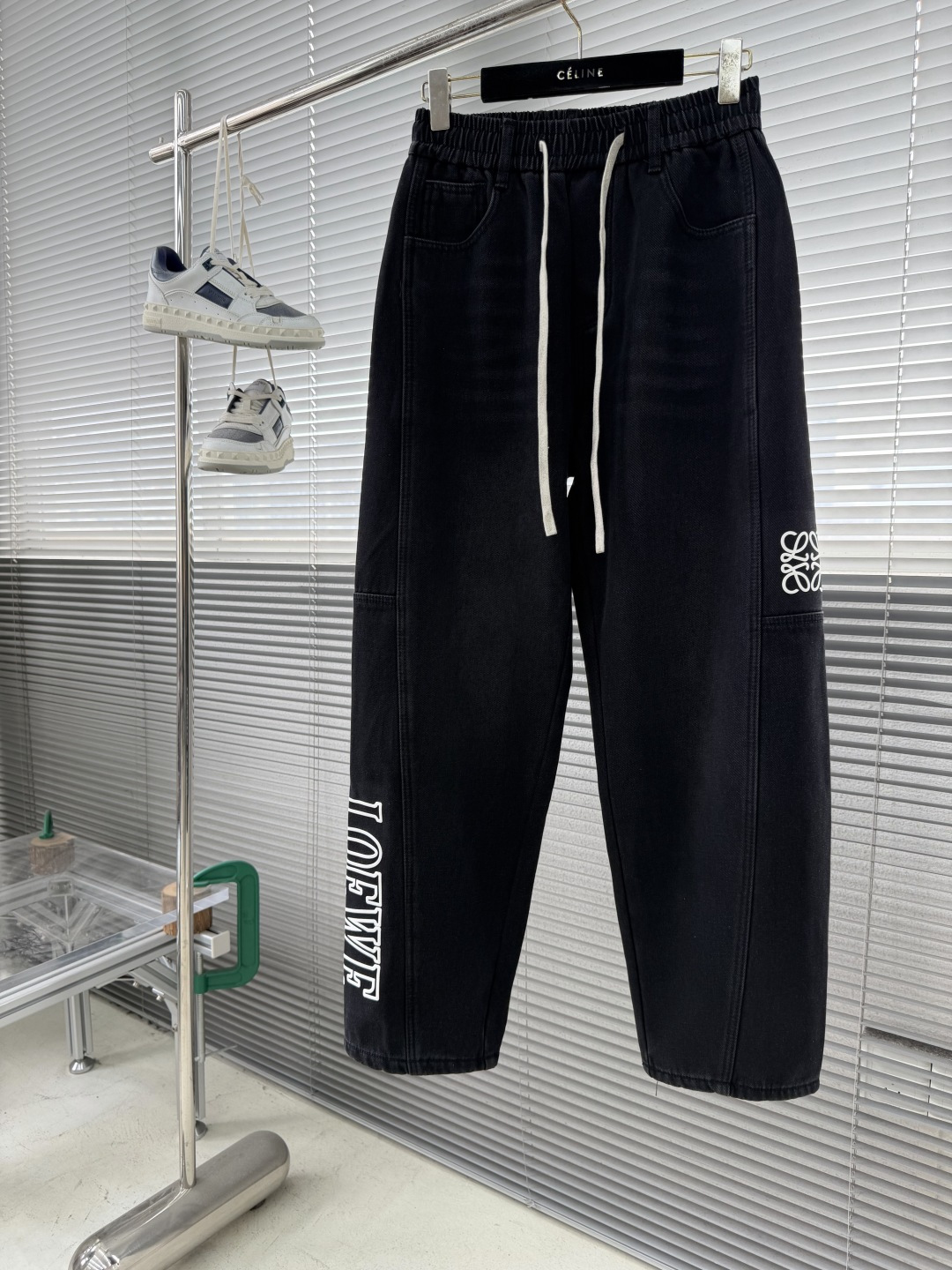 -LOEW 秋冬新款加绒长裤，定制洗水纯棉斜纹牛仔奥利绒面料，洗水猫须喷白工艺 两侧logo字母印花微阔