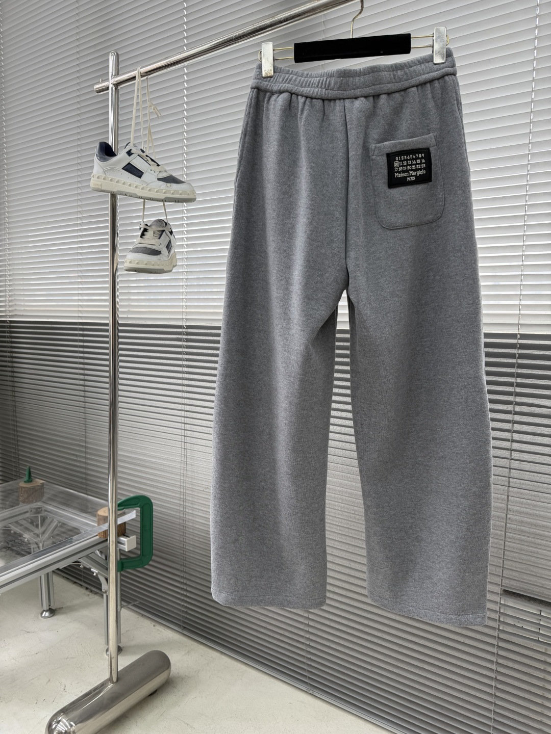 -MM6 马吉拉 新款加绒长裤 复合绒面内里，细腻柔软程度非同一般。标识增添看点，处处彰显独特的风格魅力