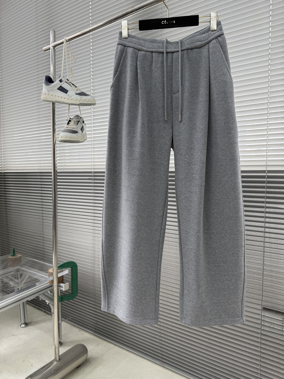 -MM6 马吉拉 新款加绒长裤 复合绒面内里，细腻柔软程度非同一般。标识增添看点，处处彰显独特的风格魅力