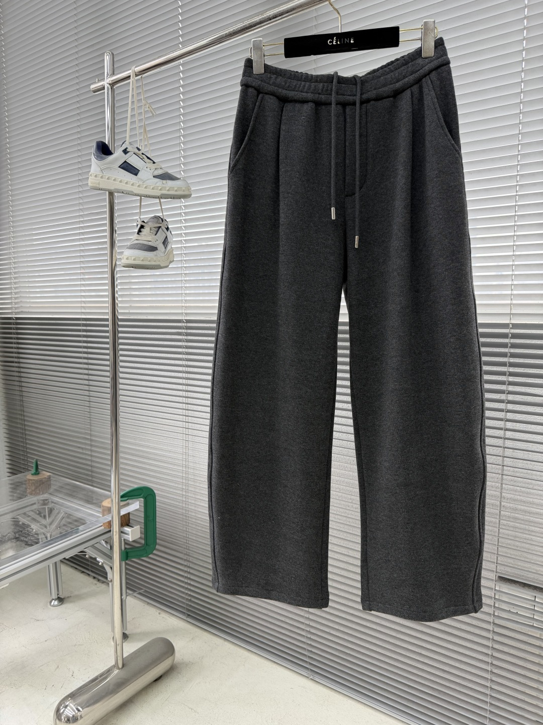 -MM6 马吉拉 新款加绒长裤 复合绒面内里，细腻柔软程度非同一般。标识增添看点，处处彰显独特的风格魅力