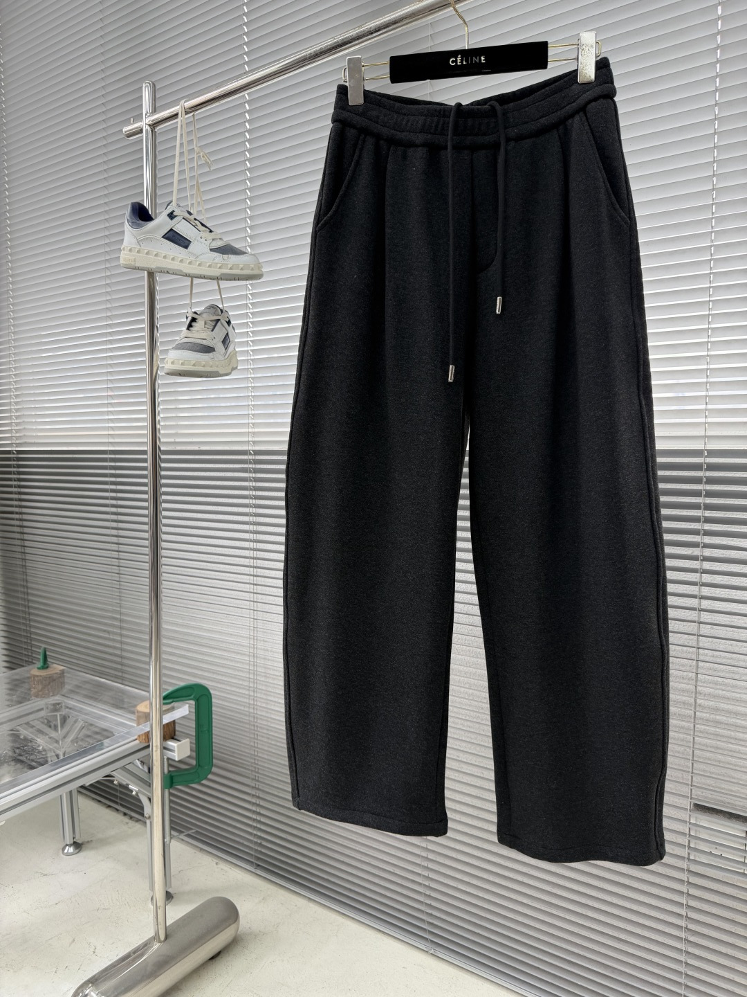 -MM6 马吉拉 新款加绒长裤 复合绒面内里，细腻柔软程度非同一般。标识增添看点，处处彰显独特的风格魅力