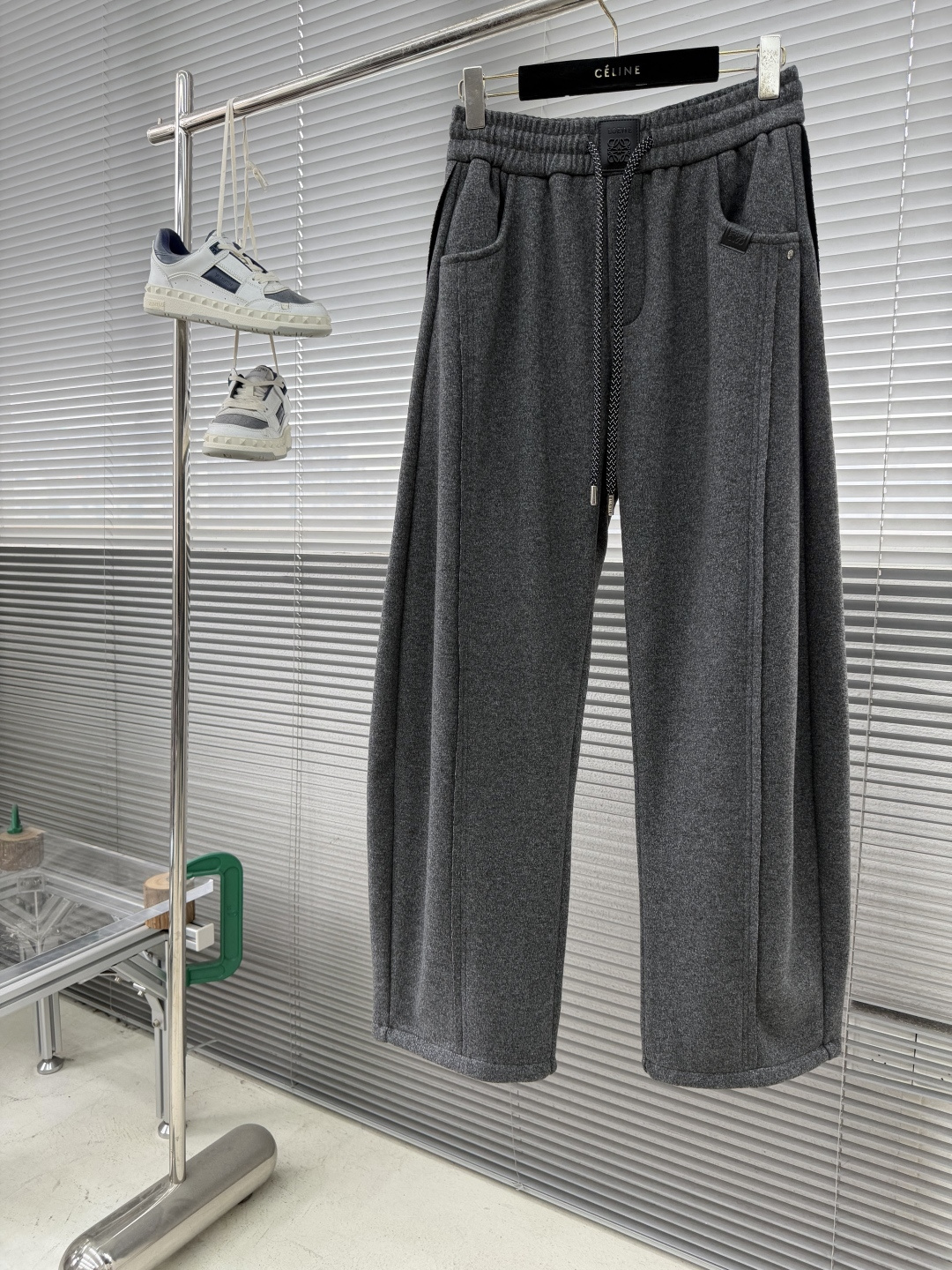 -LOEW 新款羊毛休闲裤，采用羊毛面料打造，舒适保暖轻肤软糯，非常有垂感不显臃肿。前面皮标设计，五金细