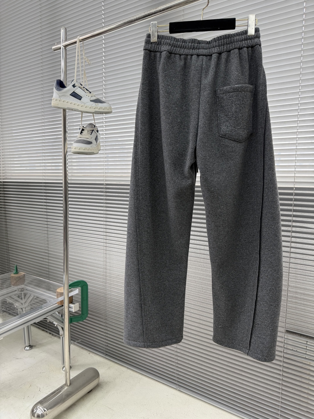 -LOEW 新款羊毛休闲裤，采用羊毛面料打造，舒适保暖轻肤软糯，非常有垂感不显臃肿。前面皮标设计，五金细