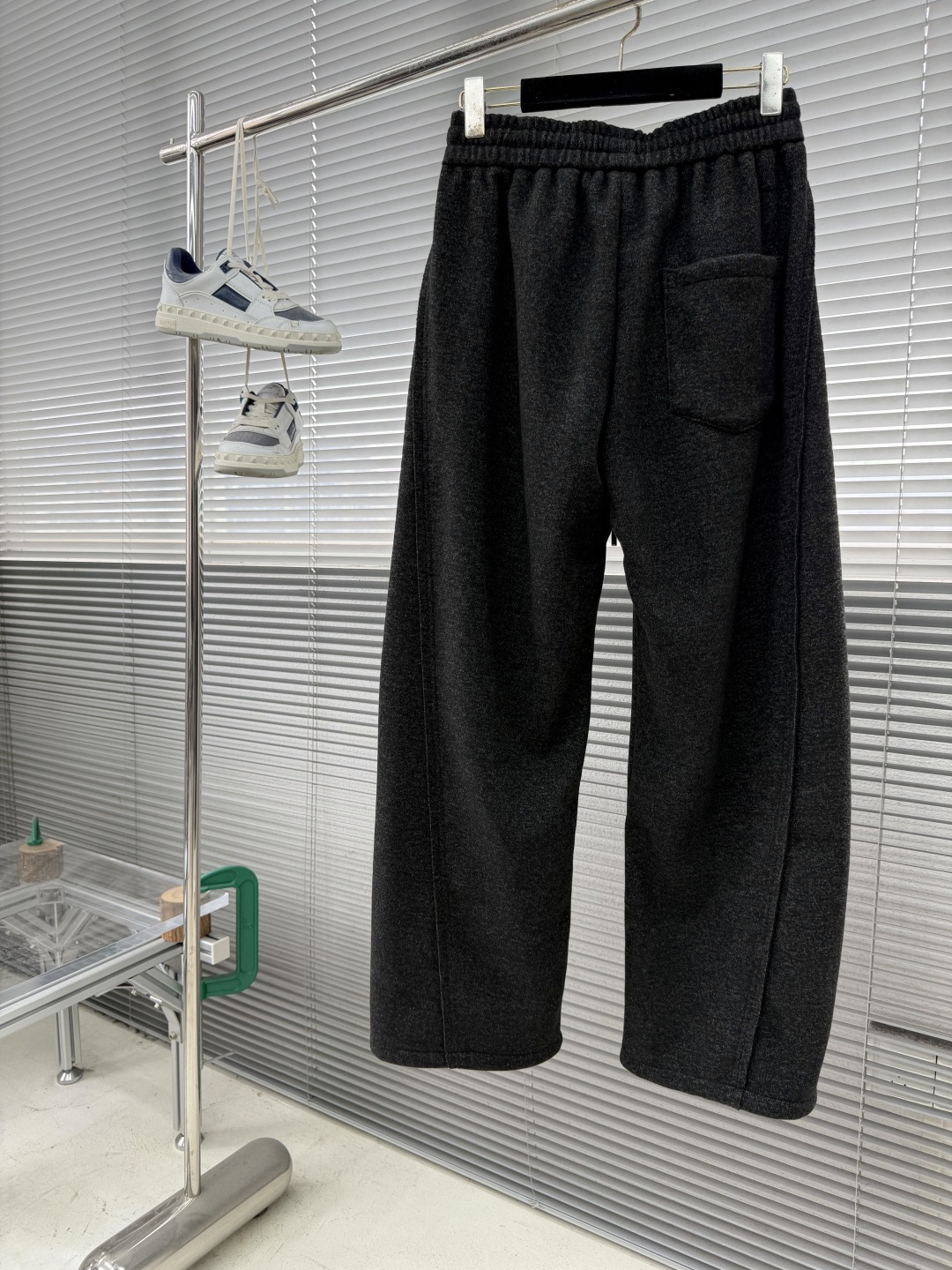 -LOEW 新款羊毛休闲裤，采用羊毛面料打造，舒适保暖轻肤软糯，非常有垂感不显臃肿。前面皮标设计，五金细