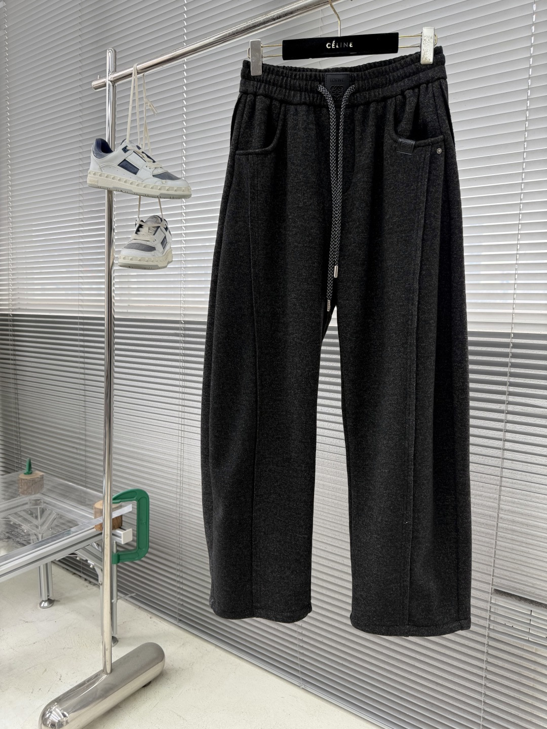 -LOEW 新款羊毛休闲裤，采用羊毛面料打造，舒适保暖轻肤软糯，非常有垂感不显臃肿。前面皮标设计，五金细