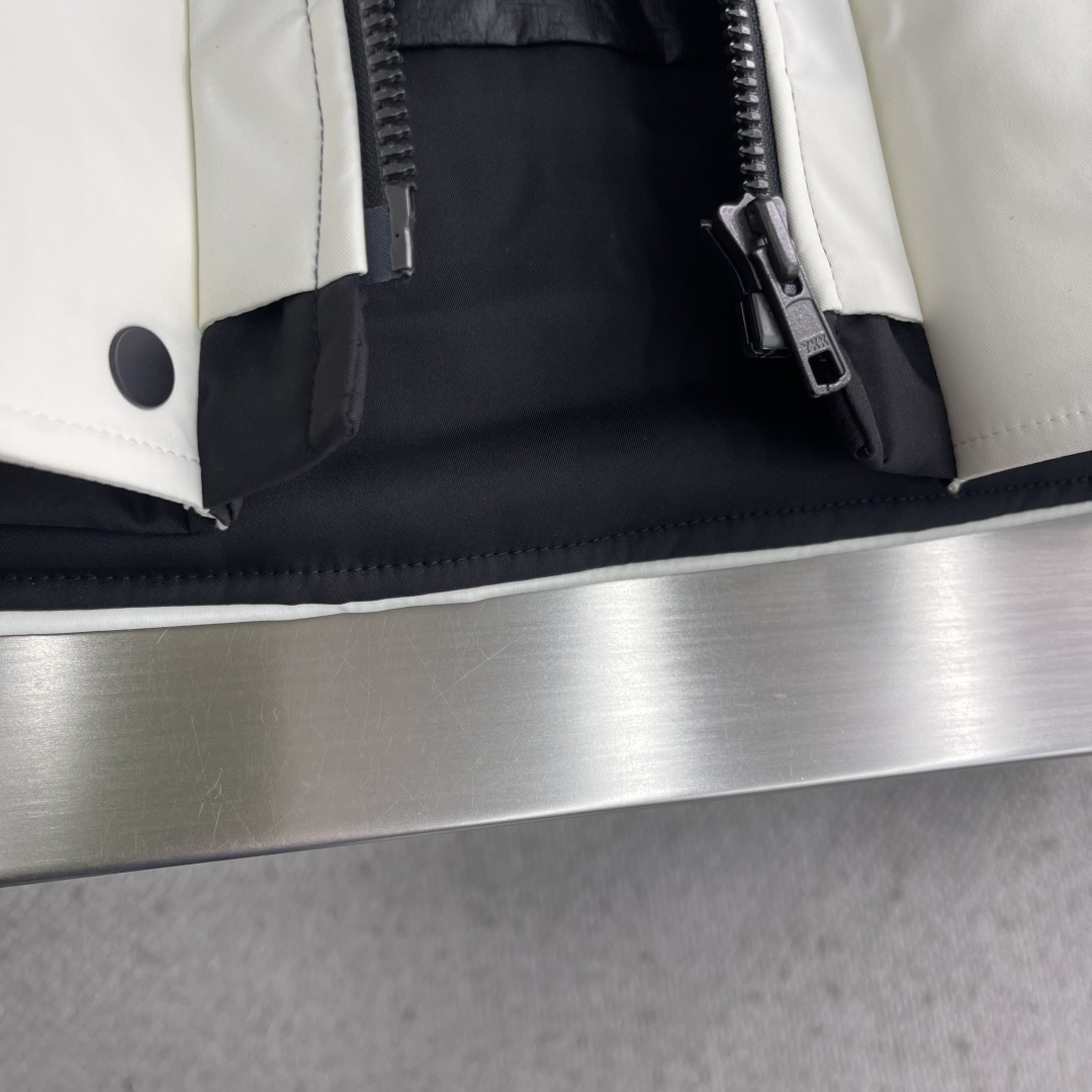 -🐦 鸟家 羽绒服滑雪服限定款 不愧是羽绒服颜值天花板，这样的高品质绒料无论从蓬松度、回弹性，保暖系数，