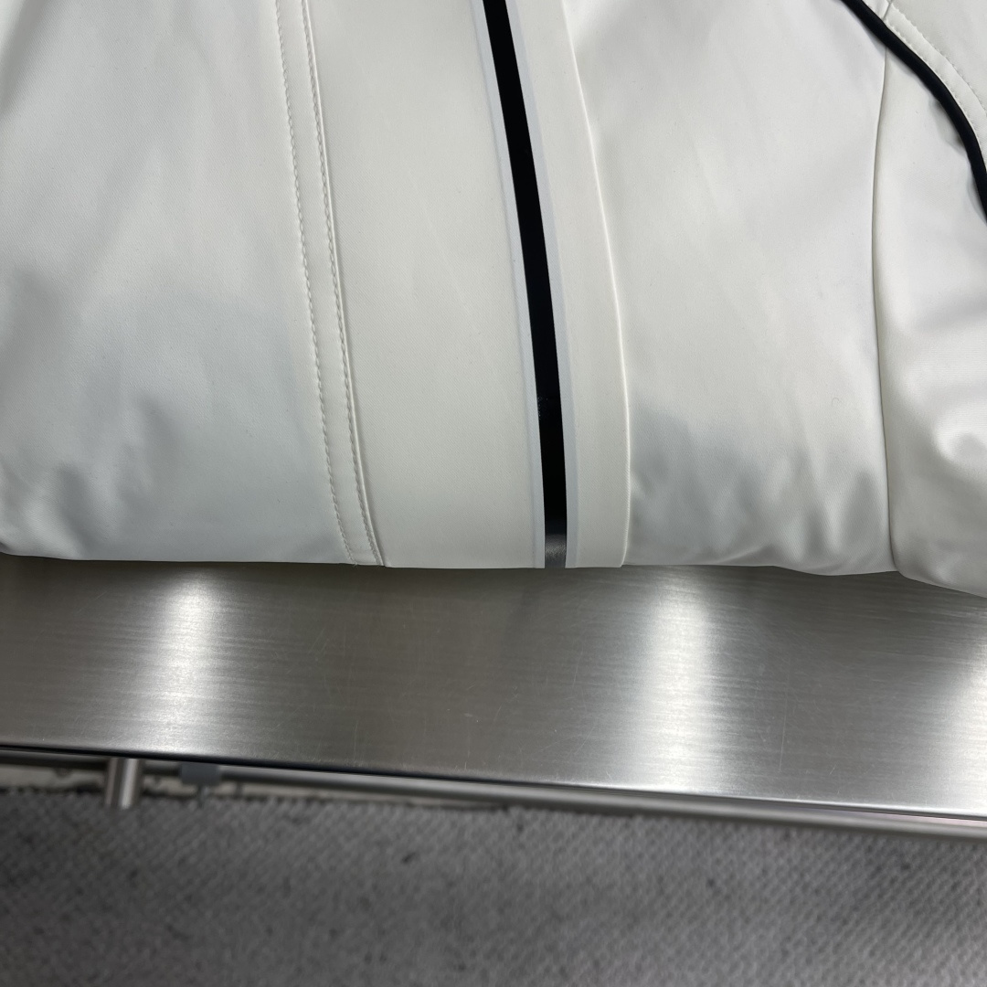 -🐦 鸟家 羽绒服滑雪服限定款 不愧是羽绒服颜值天花板，这样的高品质绒料无论从蓬松度、回弹性，保暖系数，