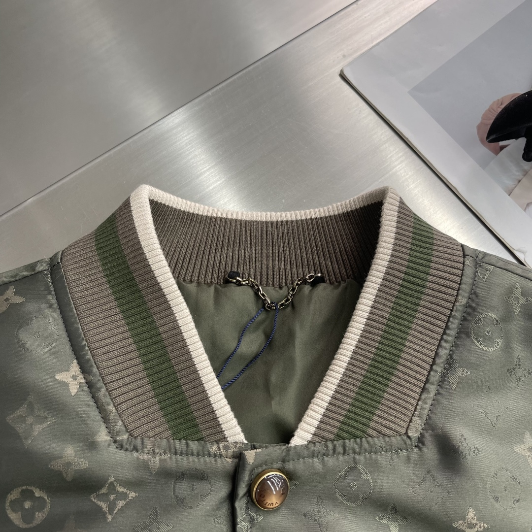 -驴牌 25fw新款MONOGRAM 飞行员夹克这款利落的衬垫飞行员夹克，采用丝滑科技面料和 Monog