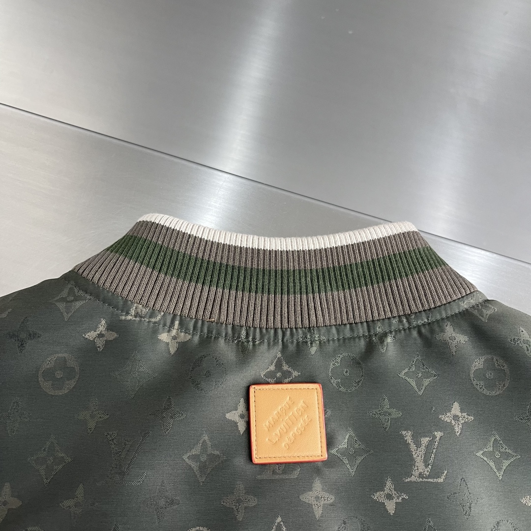 -驴牌 25fw新款MONOGRAM 飞行员夹克这款利落的衬垫飞行员夹克，采用丝滑科技面料和 Monog