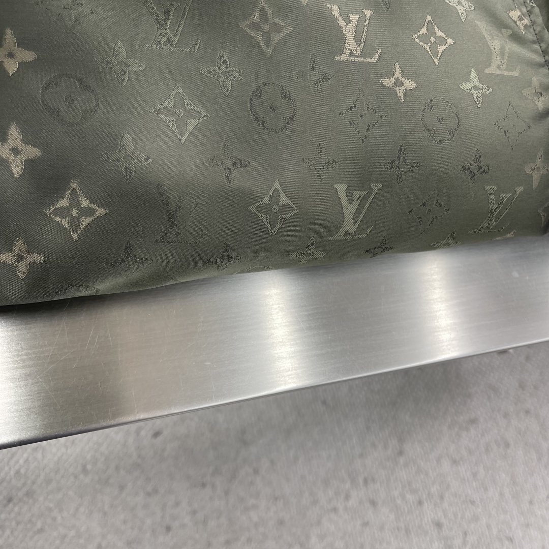 -驴牌 25fw新款MONOGRAM 飞行员夹克这款利落的衬垫飞行员夹克，采用丝滑科技面料和 Monog