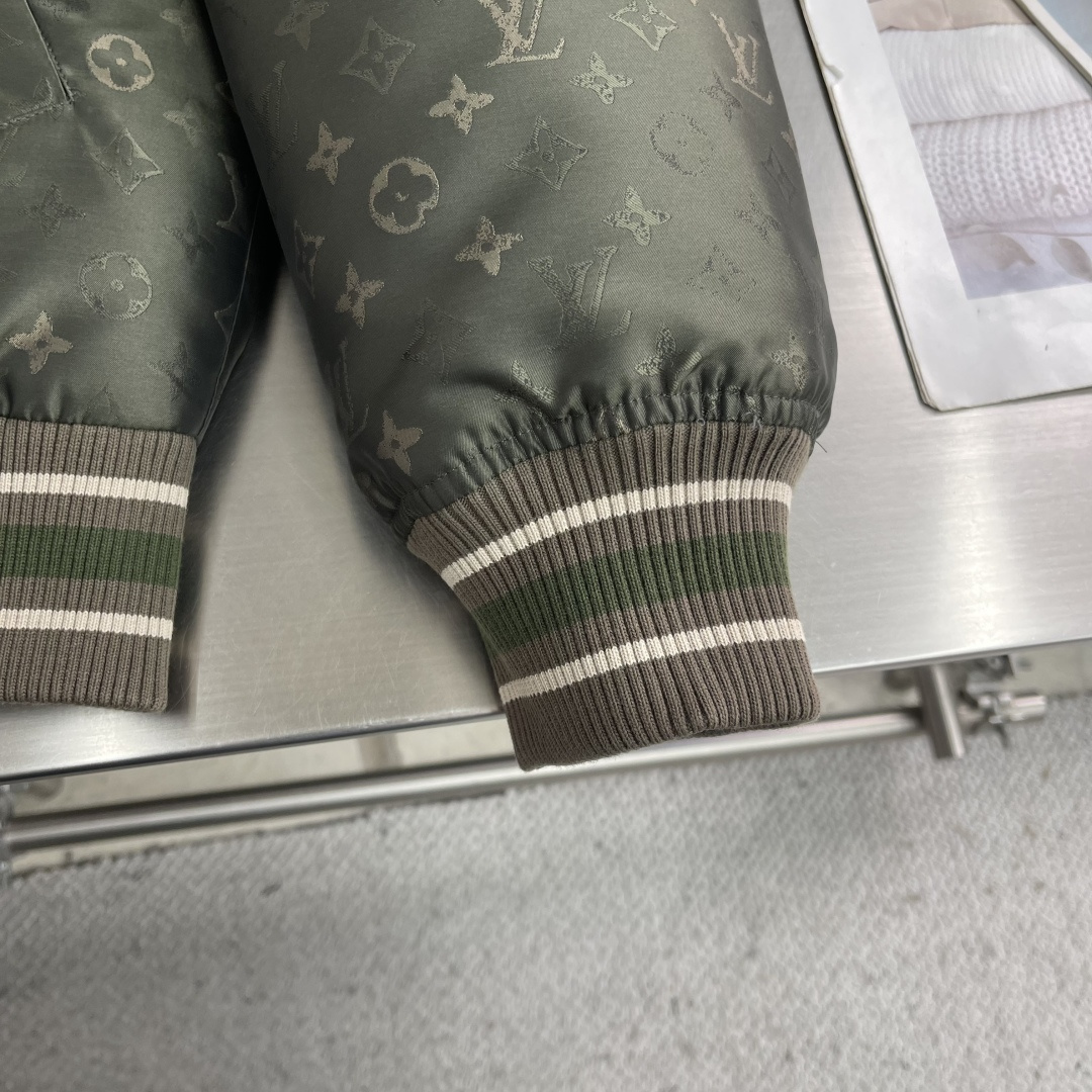 -驴牌 25fw新款MONOGRAM 飞行员夹克这款利落的衬垫飞行员夹克，采用丝滑科技面料和 Monog