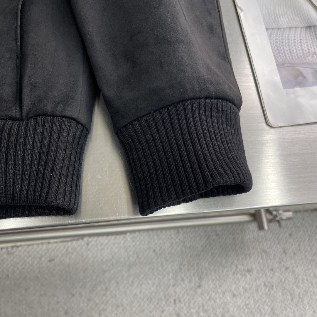 -PRAD 鹿皮绒棒球领夹克，这款夹克采用鹿皮绒面料制作而成，罗纹式领口设计，前胸两大兜袋设计，拉链式开