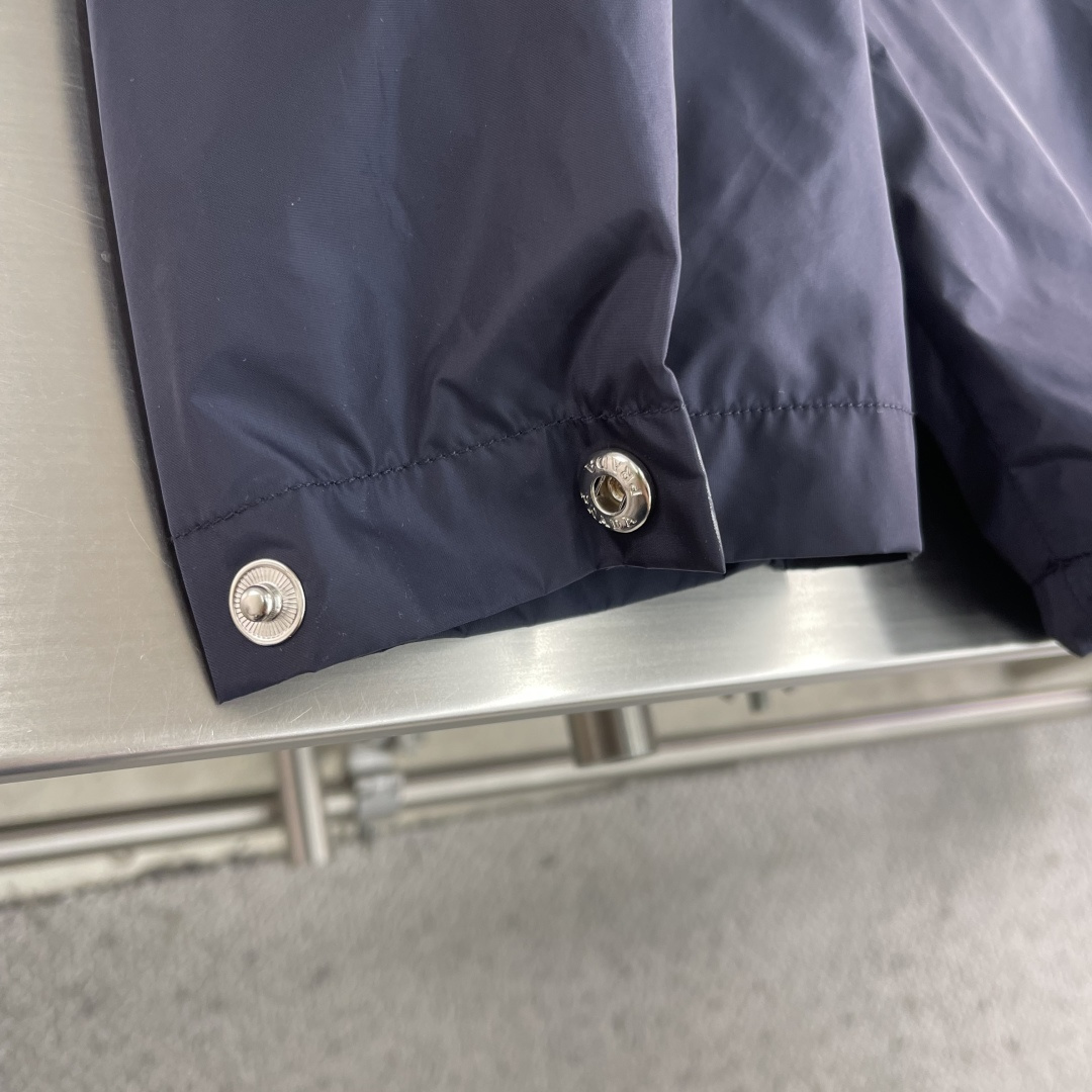 -PRAD 三角微标夹克外套，这款现代设计结合了美学与可持续发展。由从海洋中收集的塑料材料制成的再生纱线