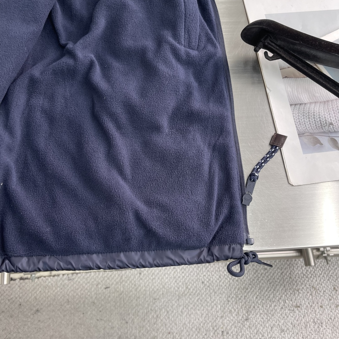 -PRAD 三角微标夹克外套，这款现代设计结合了美学与可持续发展。由从海洋中收集的塑料材料制成的再生纱线