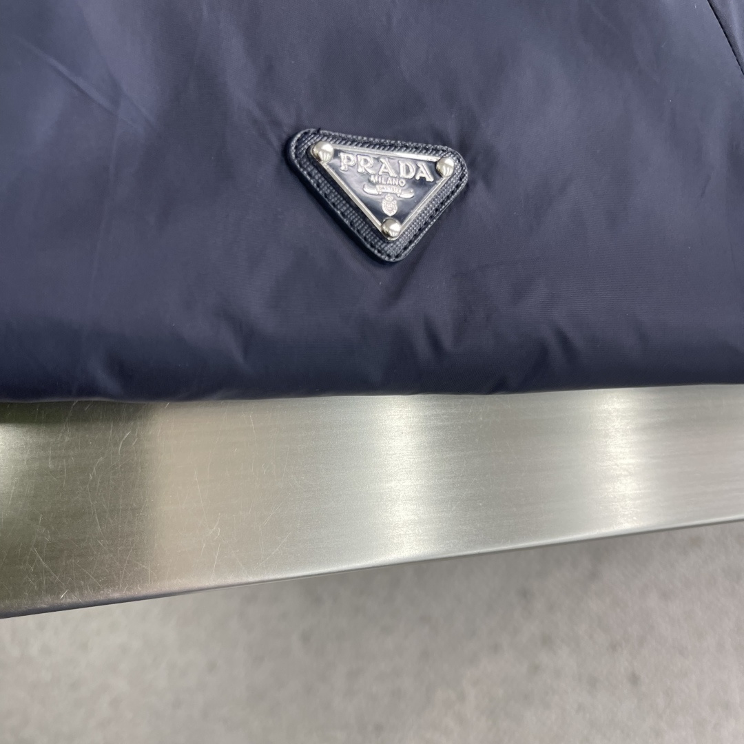 -PRAD 三角微标夹克外套，这款现代设计结合了美学与可持续发展。由从海洋中收集的塑料材料制成的再生纱线