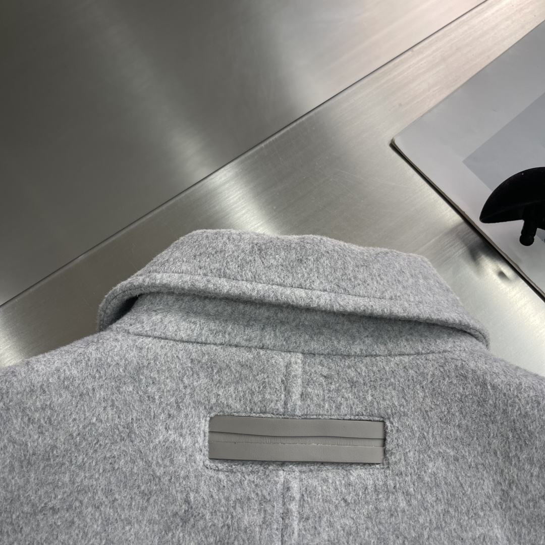 -Z ZEGN 新款毛呢夹克外套，这款夹克采用50%羊毛面料制作而成，翻领式设计具有独特风格，刻字五金拉