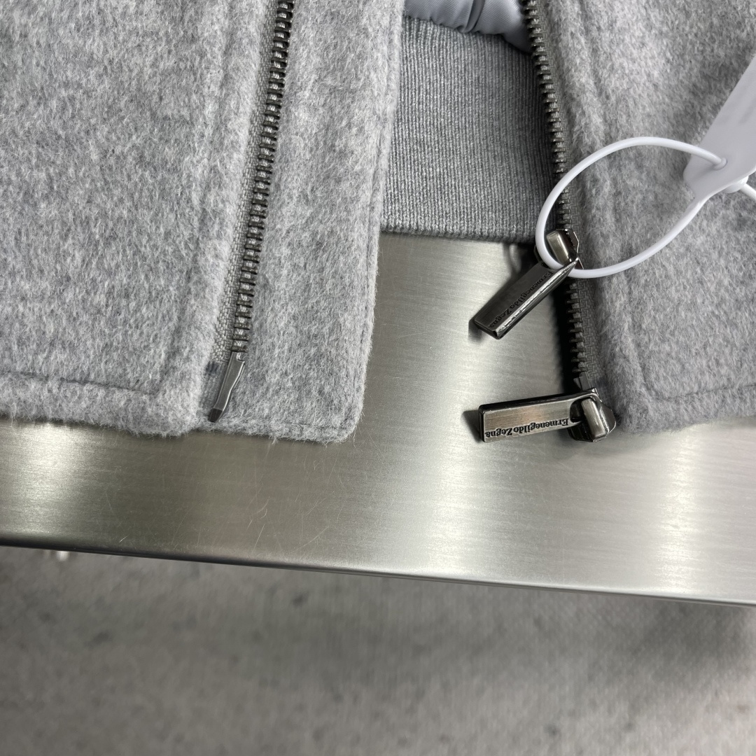 -Z ZEGN 新款毛呢夹克外套，这款夹克采用50%羊毛面料制作而成，翻领式设计具有独特风格，刻字五金拉