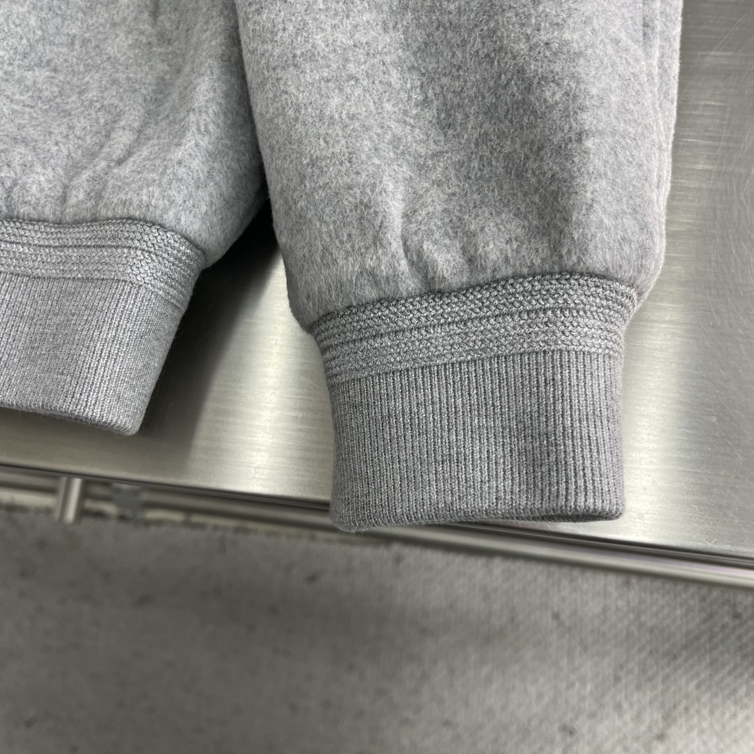 -Z ZEGN 新款毛呢夹克外套，这款夹克采用50%羊毛面料制作而成，翻领式设计具有独特风格，刻字五金拉