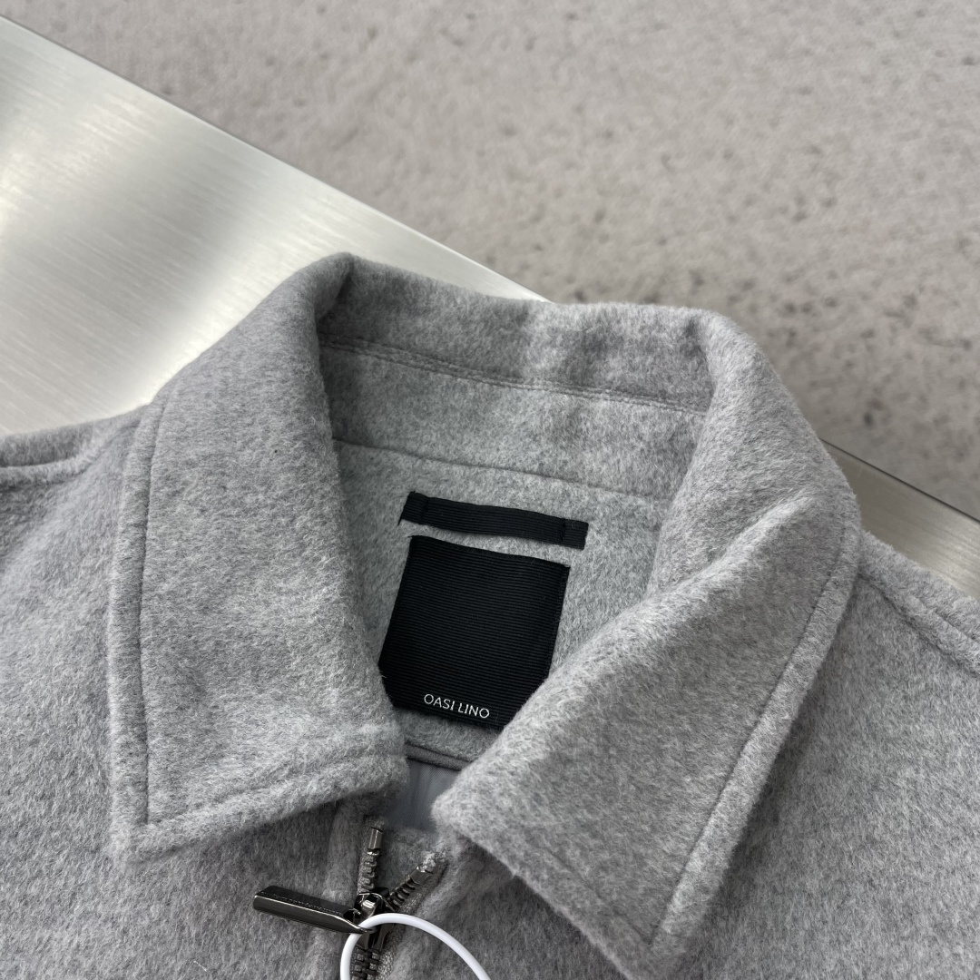 -Z ZEGN 新款毛呢夹克外套，这款夹克采用50%羊毛面料制作而成，翻领式设计具有独特风格，刻字五金拉