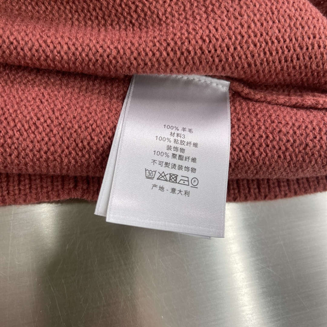 -Dio 机缝线绣标识针织衫采用50%羊毛，50%棉纱。胸口徽标采用正7针进口机织出，大小尺寸按原版1：