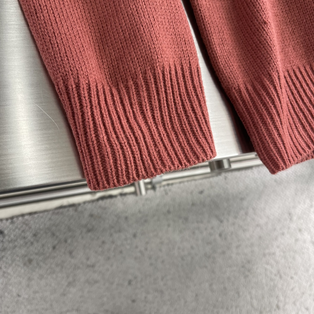 -Dio 机缝线绣标识针织衫采用50%羊毛，50%棉纱。胸口徽标采用正7针进口机织出，大小尺寸按原版1：