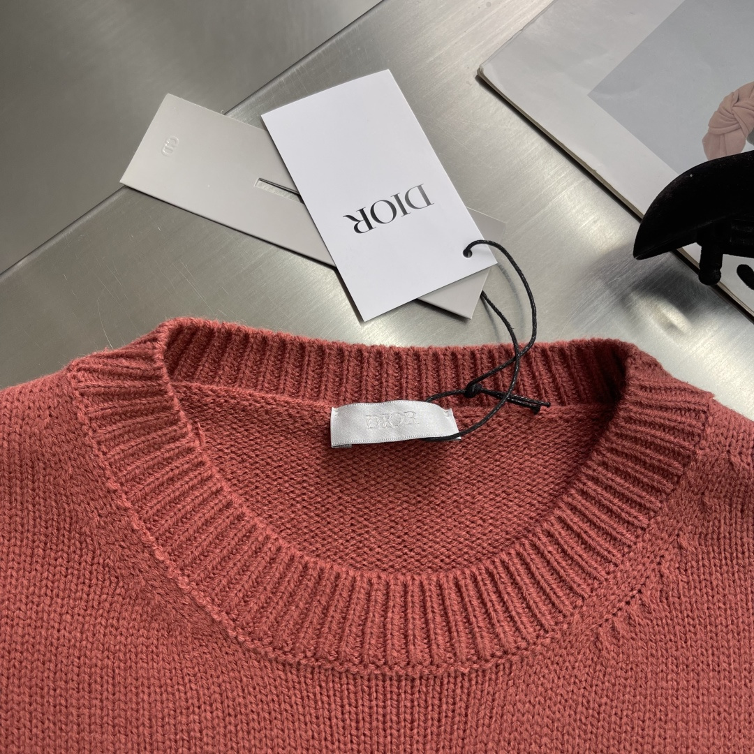 -Dio 机缝线绣标识针织衫采用50%羊毛，50%棉纱。胸口徽标采用正7针进口机织出，大小尺寸按原版1：