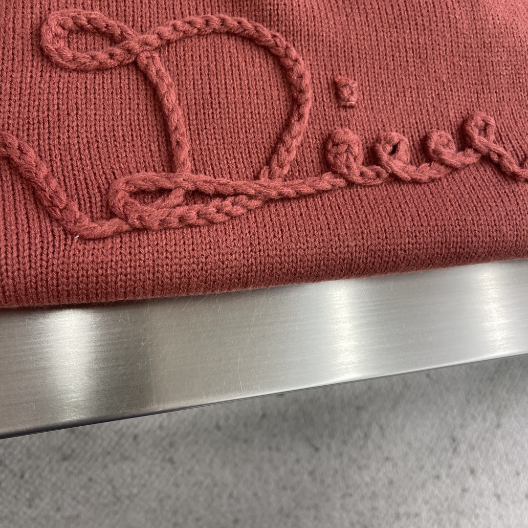 -Dio 机缝线绣标识针织衫采用50%羊毛，50%棉纱。胸口徽标采用正7针进口机织出，大小尺寸按原版1：